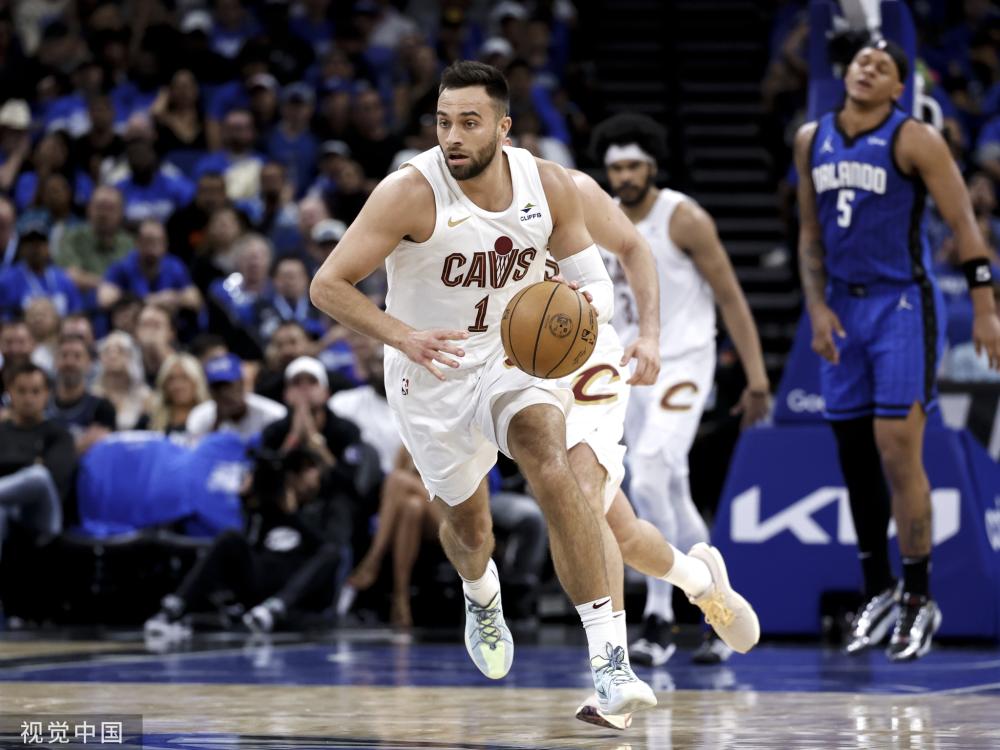 迥异的指控 迥异的指控